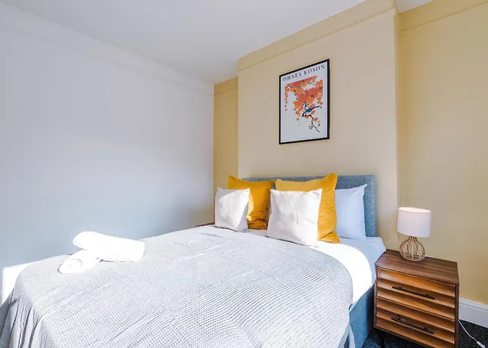 Stylish 3 Bedroom - Free Parking, Smart Tv, Sleeps 8 Manchester