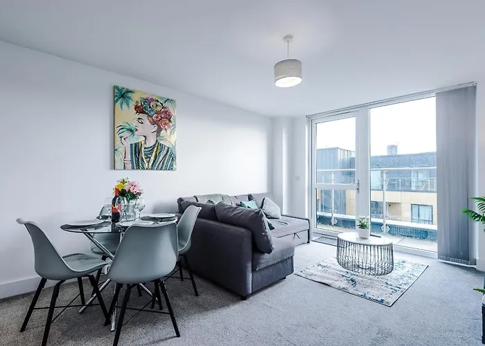 2 Bedroom Penthouse With Balcony By Host A