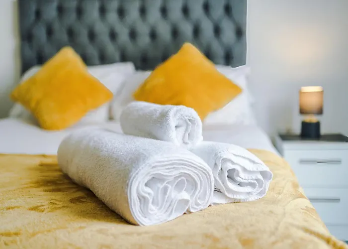 2 Bedroom Penthouse With Balcony By Host A