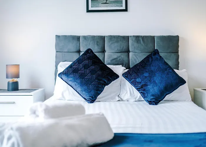 아파트 2 Bedroom Penthouse With Balcony By Host A 맨체스터