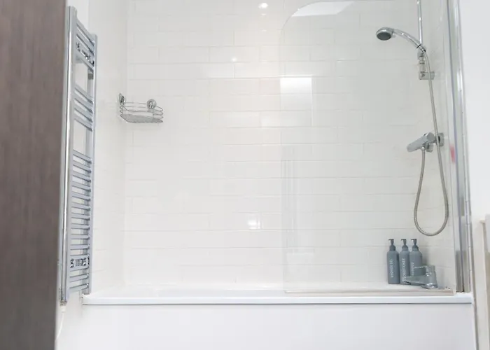 Elegant 1-bed By Victoria Stn & Ao Arena-sleeps 4