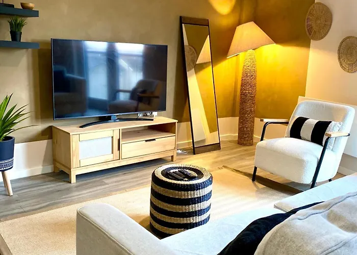 Safari 2 Bedroom Condo With Free Secure Parking *