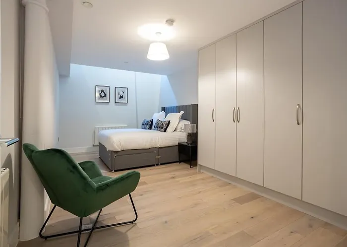 Spacious 2 Bedroom Centre Apartament