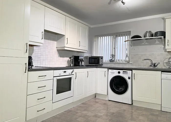 Spacious, Smart Near Centre And Coop Arena Free Parking