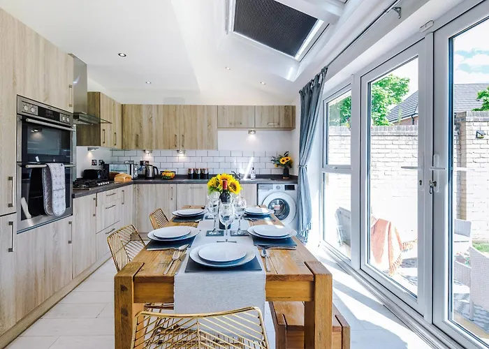 Villa Stunning Riverside 3-bed By 53 Degrees In With Garden & Free Parking!