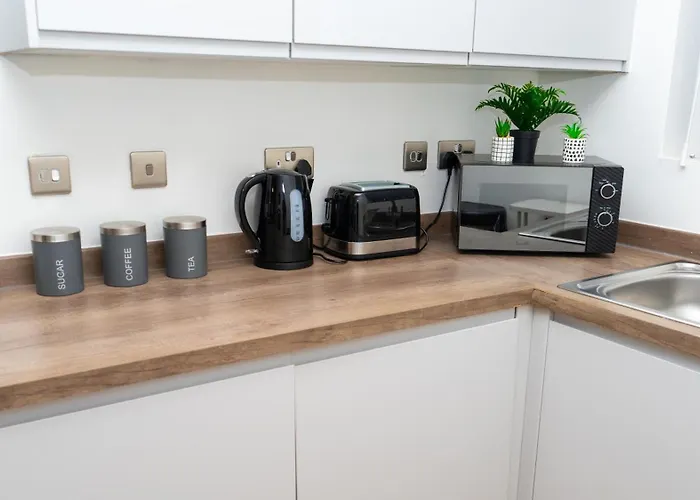 Elegant 1-bed By Victoria Stn & Ao Arena-sleeps 4 Apartament