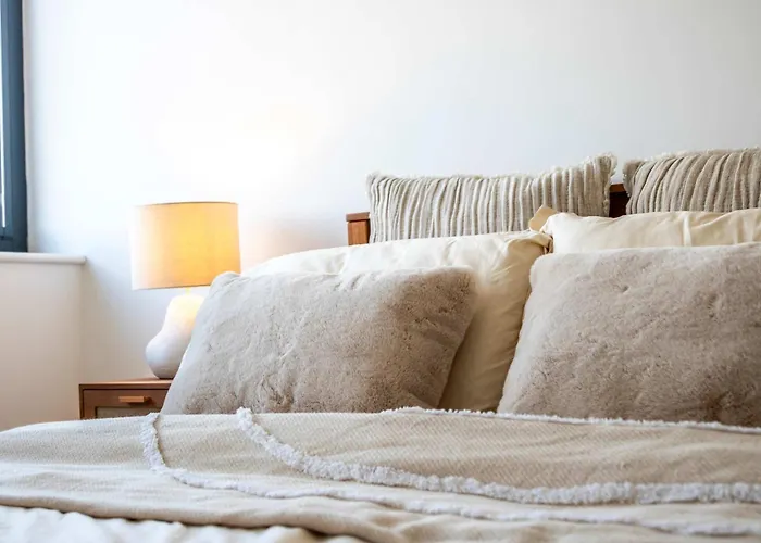 Zeni Alexandra Rise Two Bed Flat * Manchester