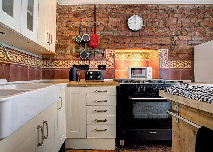 Large Victorian House In Trafford Park - Pass The Keys 맨체스터