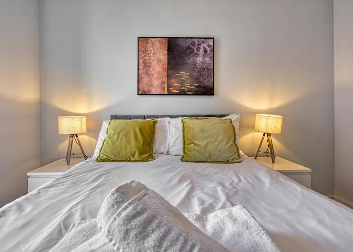 Beautiful Luxury By Media & Man Utd - Pass The Keys *