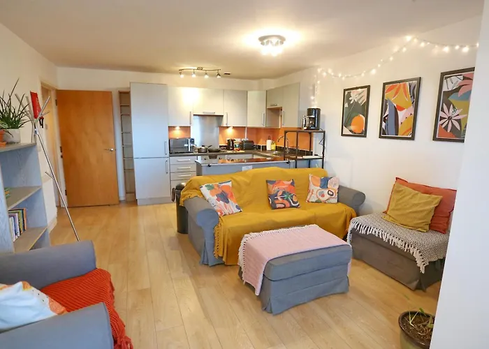 Cosy Mins Away To Man Etihad Arena - Pass The Keys *