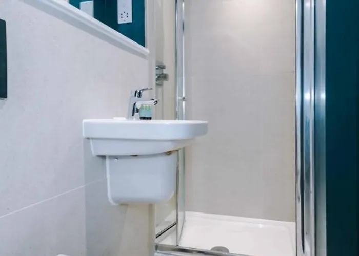 Apartament Modern Spacious Sleeps 5 Free High-speed Wi-fi *