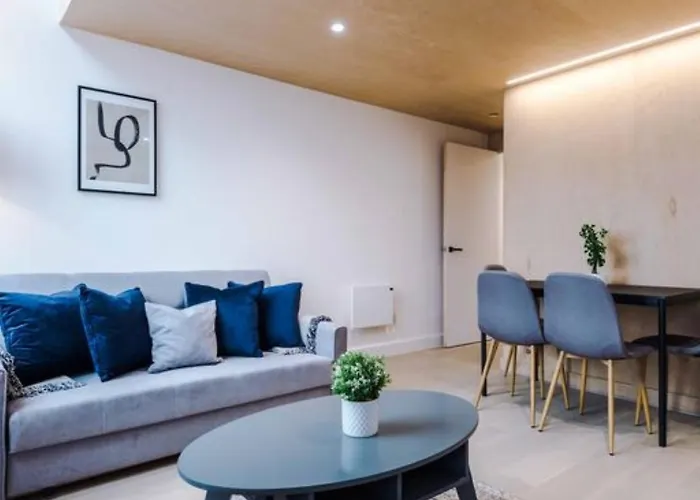 Modern Spacious Sleeps 5 Free High-speed Wi-fi * Manchester