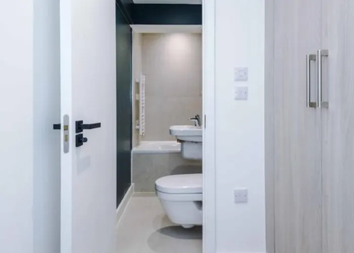 Modern Spacious Sleeps 5 Free High-speed Wi-fi Apartament *