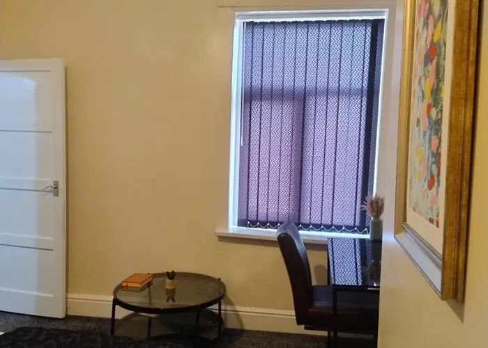 2 Beds Suburb Nestled Nook Daire Manchester