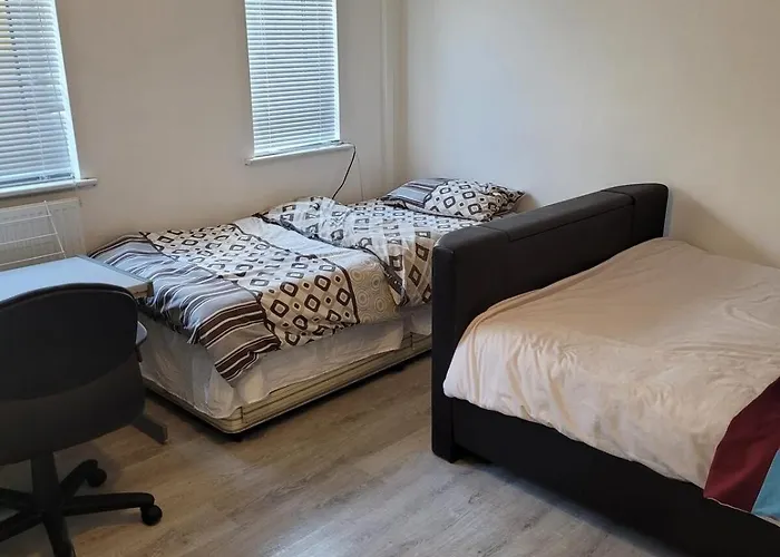 1 Bed Flat In Near Centre 아파트