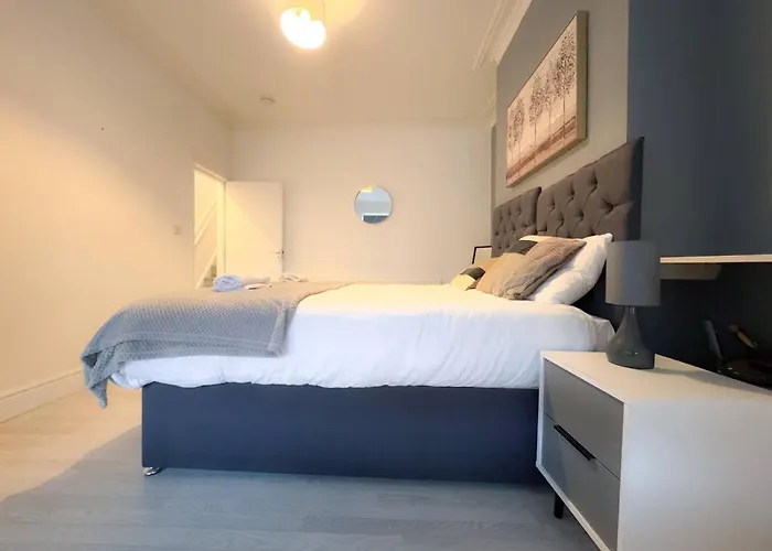 5bdr | Tram Access|free St Parking