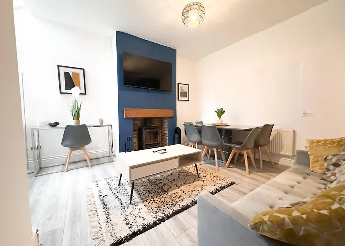 5bdr | Tram Access|free St Parking Manchester