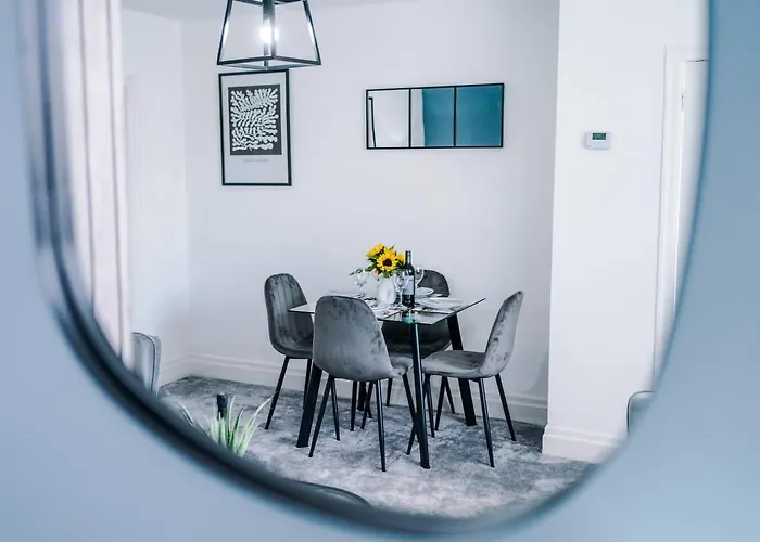 Apartment Comfortable & Spacious 3br House Near Coop Live Arena & Etihad Stadium With Free Parking - New Management Since Jan '26 *