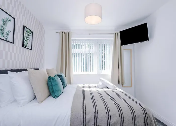 Comfortable & Spacious 3br House Near Coop Live Arena & Etihad Stadium With Free Parking - New Management Since Jan '26 Apartment