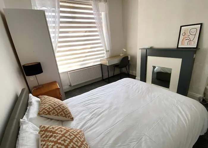 Modern For Short In Salford, Plab Samson 맨체스터