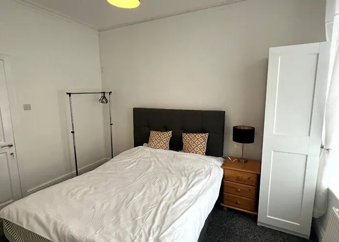 Modern For Short In Salford, Plab Samson Konukevi *