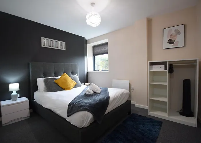 Sandringham Ground Floor Dbl Bed & Parking Apartment Manchester
