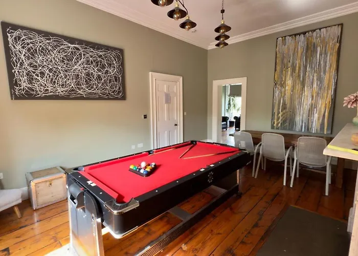 Manchesters Ultimate House - Hot Tub - Sleeps 22! * Manchester