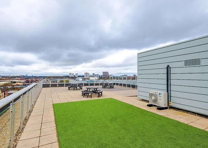 Modern 2 Bed With Balcony By Host A Apartmán