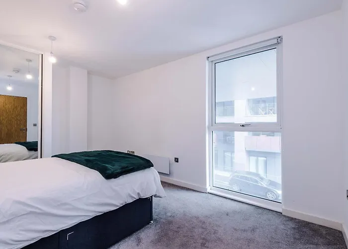 Modern 2 Bed With Balcony By Host A *