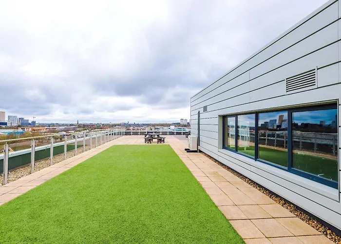 Modern 2 Bed With Balcony By Host A Manchester