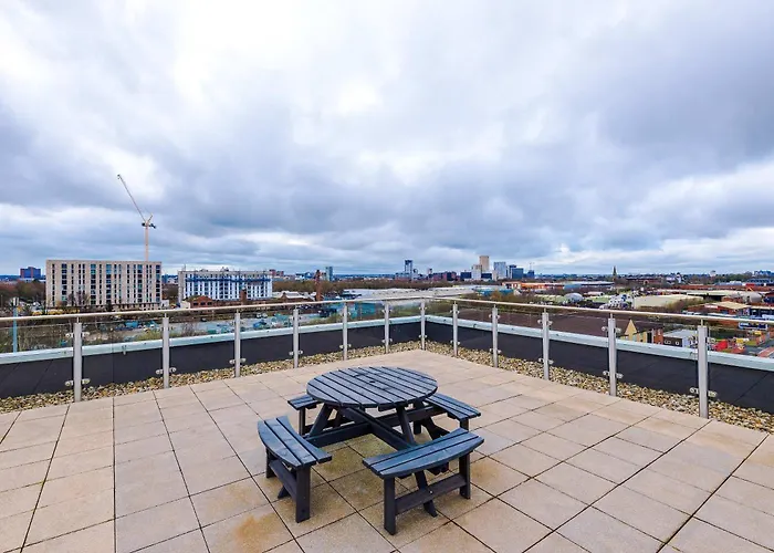 Modern 2 Bed With Balcony By Host A Manchester