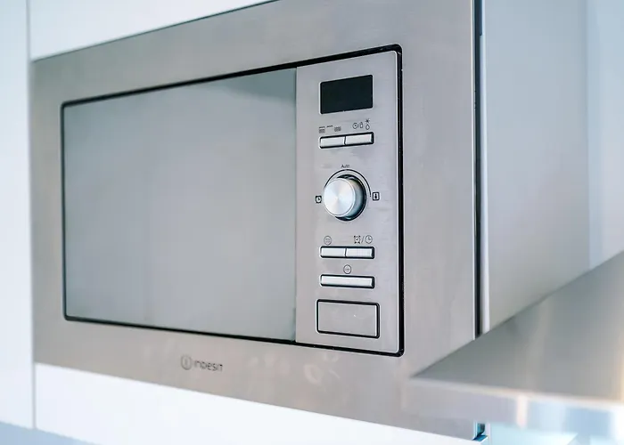 Modern 2 Bed With Balcony By Host A