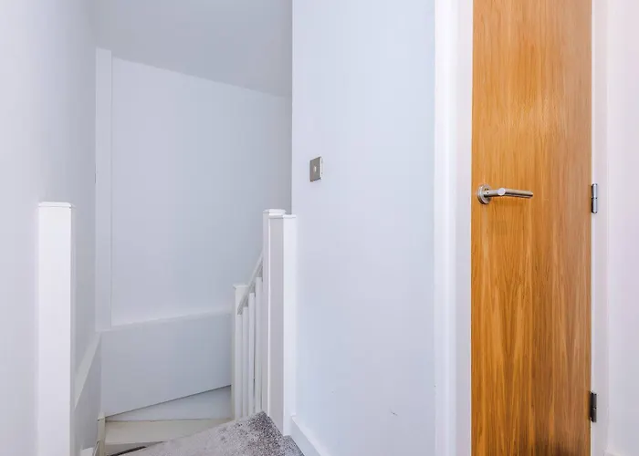 Modern 2 Bed With Balcony By Host A