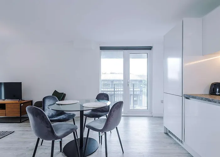 Modern 2 Bed With Balcony By Host A Manchester