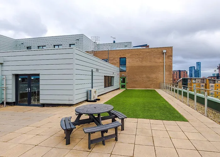 Modern 2 Bed With Balcony By Host A