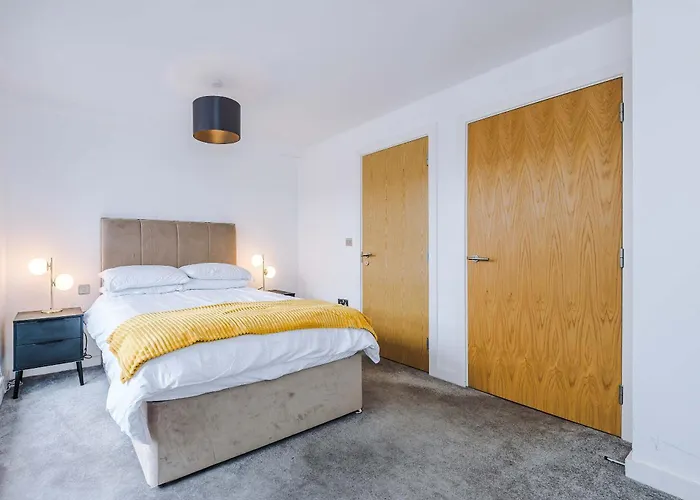 Modern 2 Bed With Balcony By Host A Apartmán *