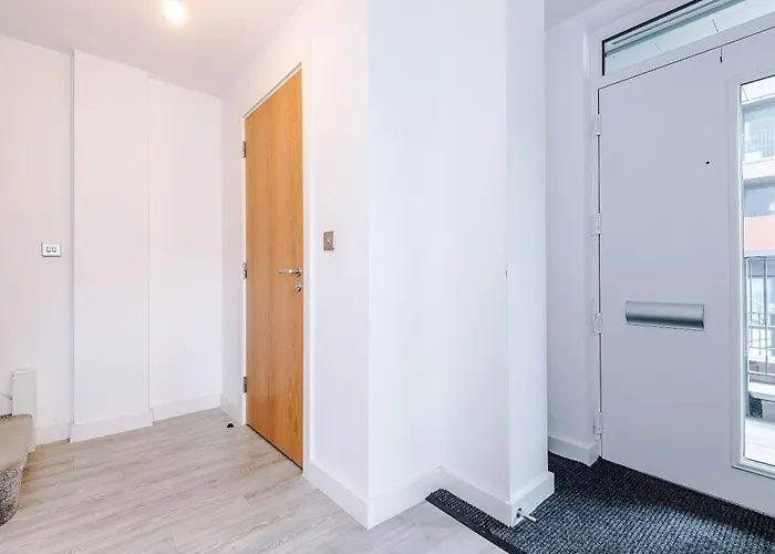 Modern 2 Bed With Balcony By Host A *