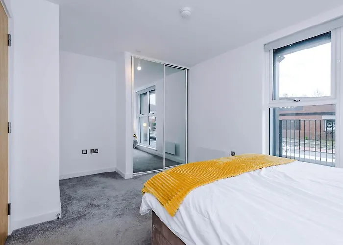 Modern 2 Bed With Balcony By Host A Manchester