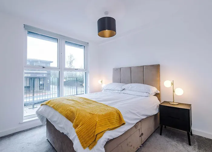 Modern 2 Bed With Balcony By Host A