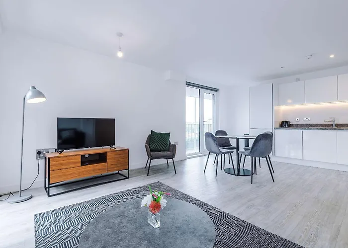 Modern 2 Bed With Balcony By Host A Apartmán