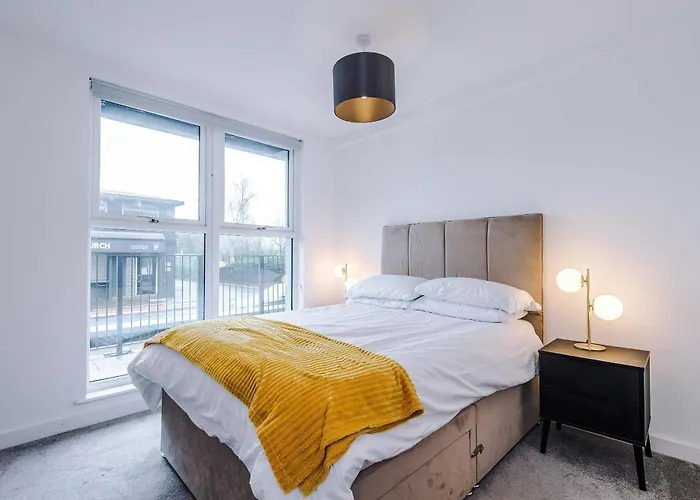 Modern 2 Bed With Balcony By Host A Manchester