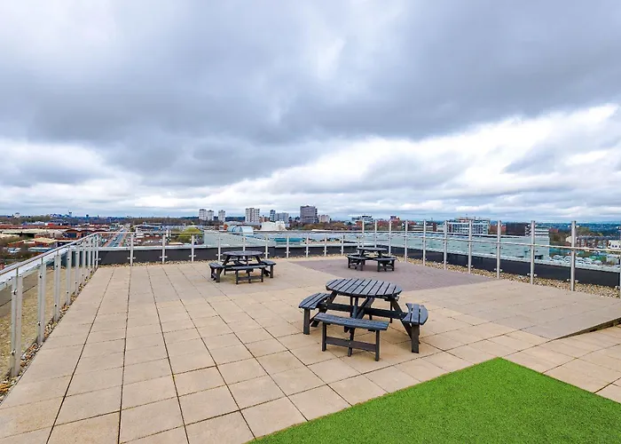 Modern 2 Bed With Balcony By Host A Apartmán