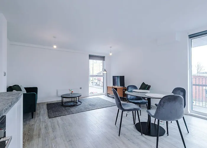 Modern 2 Bed With Balcony By Host A *