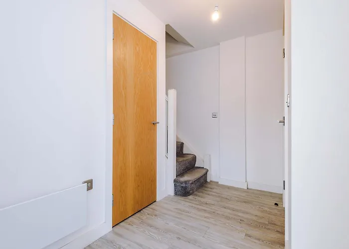 Modern 2 Bed With Balcony By Host A * Manchester