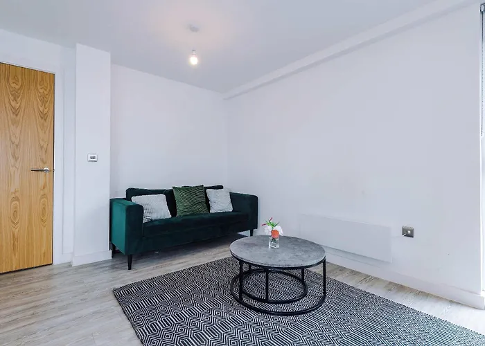 Modern 2 Bed With Balcony By Host A *