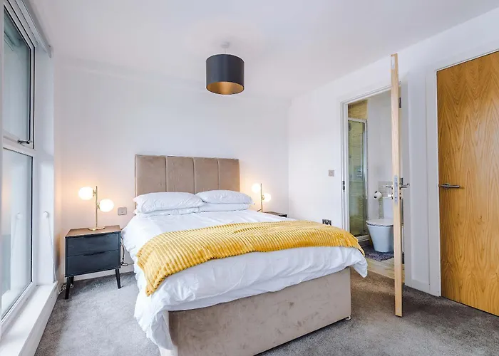 Modern 2 Bed With Balcony By Host A * Manchester