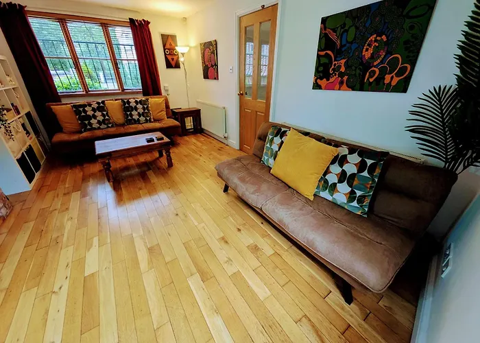 וילה Detached House With Gated Parking In Whalley Range, Near Centre מנצ'סטר