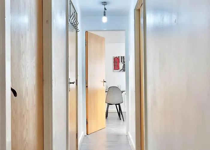 View - Free Parking - Sleeps 6 - Near Centre - By Nmb *