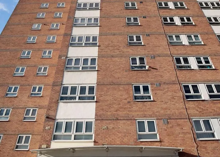 View - Free Parking - Sleeps 6 - Near Centre - By Nmb