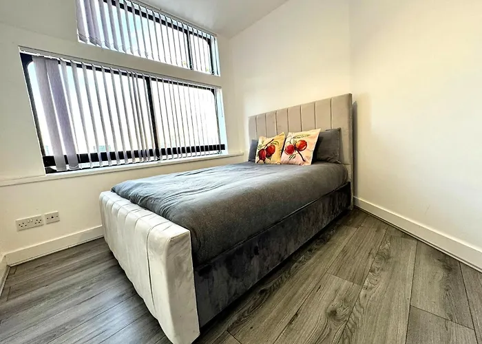 2 Bedroom, 2 Bath, Very Popular Centre * Manchester